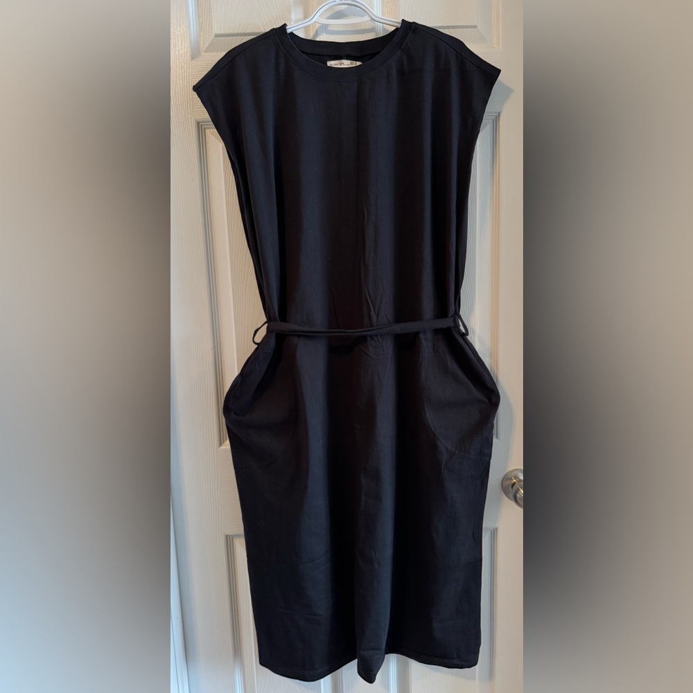 NWOT Women’s black dress with pockets.